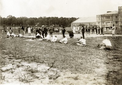 Horizontale foto van twee teams die touwtrekken door Jessie Tarbox Beals